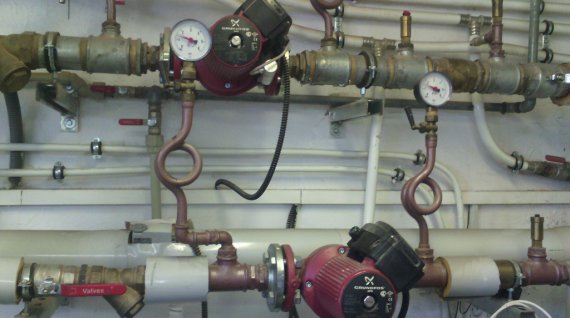 pompy główna i podmieszania przed sprzęgłem hydraulicznym w kotłowni gazowej 150 kW